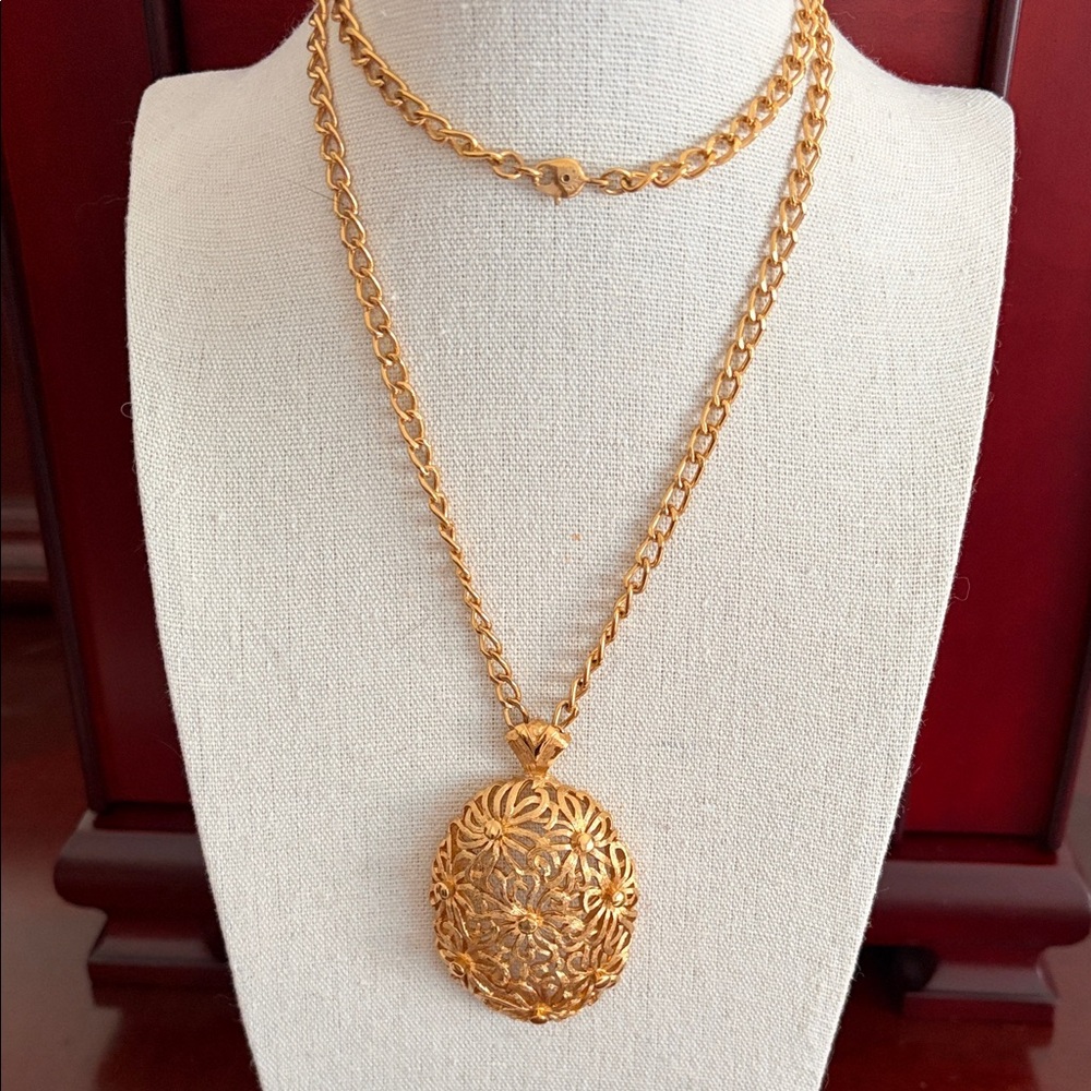 Vintage Monet Gold Plated Filagree Egg Pendant Necklace #431
